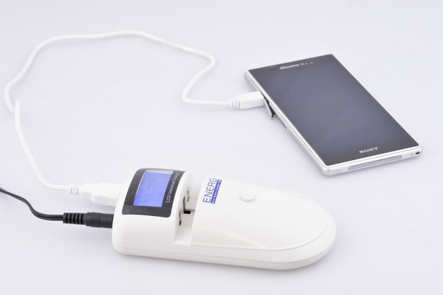 「ENERG マルチバッテリーチャージャー+USB」
