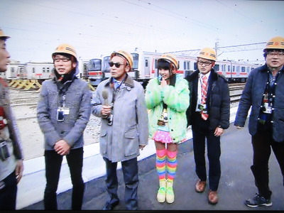 タモリ倶楽部2度目のぁぃぁぃ。 メガネをかけた鉄ヲタのおじさんたちに囲まれて愛されていたし楽しそうだったすげぇ光景だよ。
