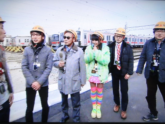 タモリ倶楽部2度目のぁぃぁぃ。 メガネをかけた鉄ヲタのおじさんたちに囲まれて愛されていたし楽しそうだったすげぇ光景だよ。