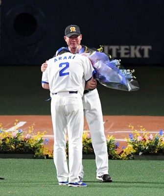 中日荒木、引退セレモニーで号泣福留から花束を受け取る「ヤジもいい
