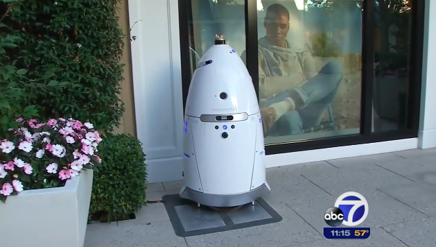 【悲報】重量136kgの自律警備ロボットが生後16か月の子供に突進し連続攻撃 2016年07月16日