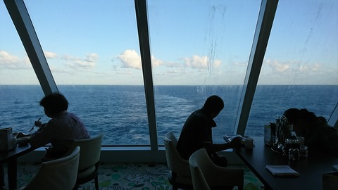 広い窓があり明るく開放的