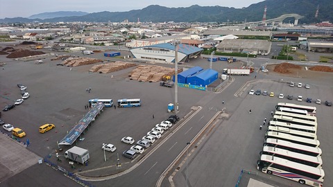 バスが待ち構えています