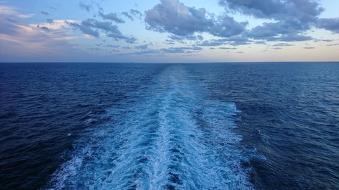 航跡が水平線まで伸びています