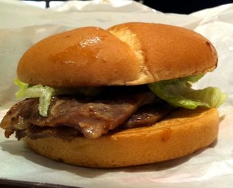 はみ出し味噌だれバーガー
