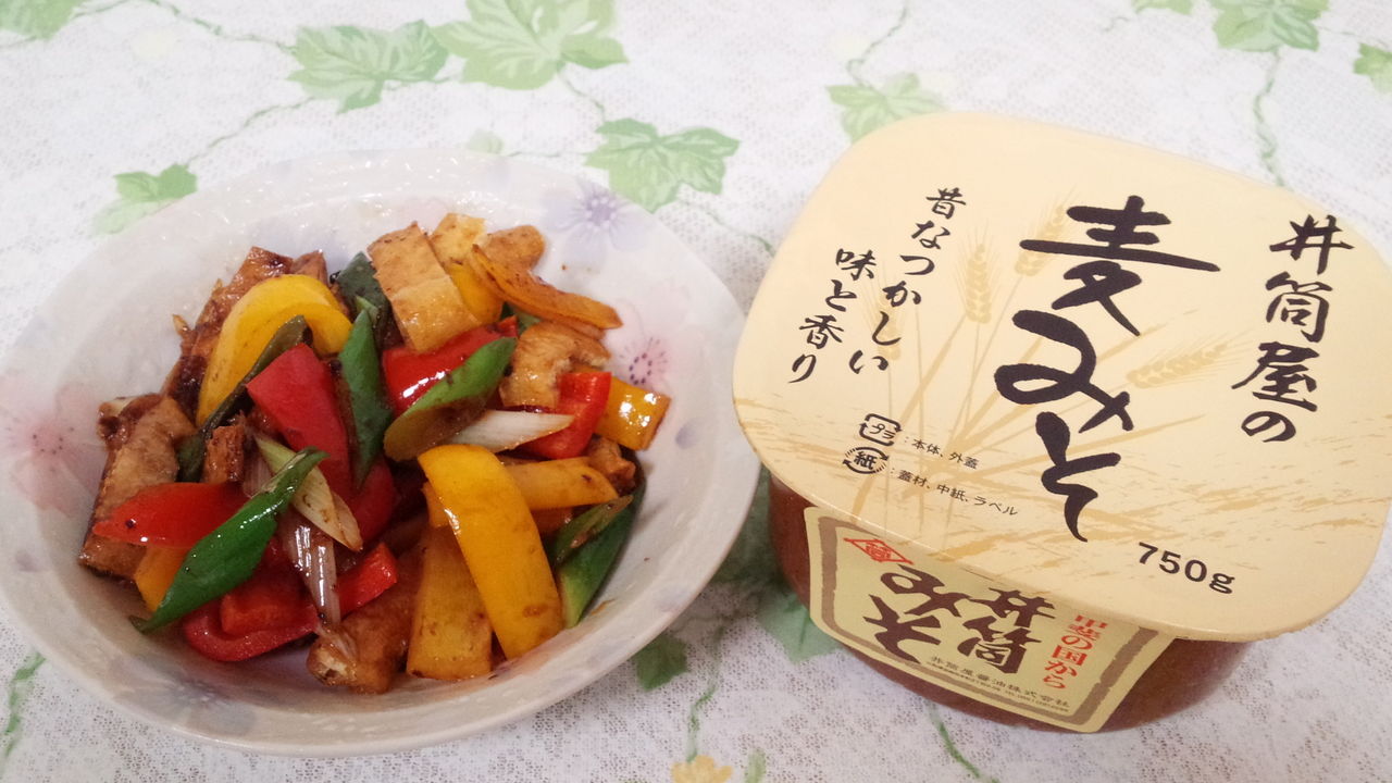 パプリカと油揚げの麦味噌マヨ炒め