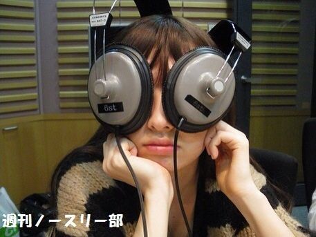 小嶋陽菜、ヘッドホンを目に