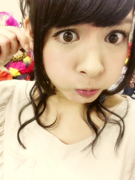 山田菜々、耳を摘む