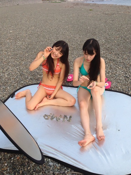 白間美瑠、吉田朱里、オフショット、水着、海2