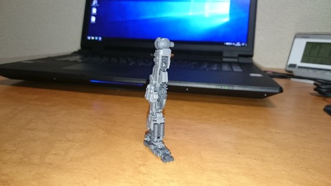 右足のフレームしか組めてねぇ