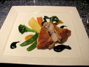エムズキッチンサントゥール_知床鶏のポワレ