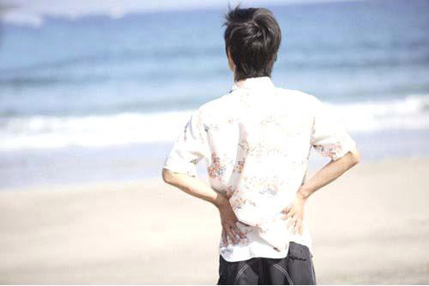 back_figure_of_japanese_young_man_u11616627