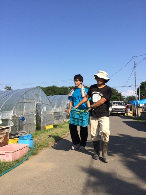 受入農家と農道を歩く