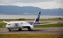 B787_KIX_Taxing_20111022