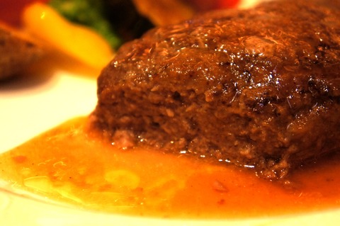 ダブルツリーbyヒルトン那覇のハンバーグの肉汁がすごい