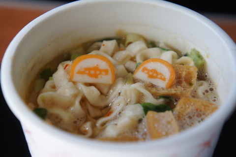 JALファーストクラスのうどんですかいのかまぼこは飛行機
