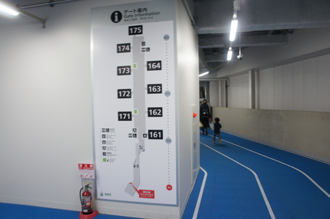 成田空港第3ターミナル搭乗ゲートの通路