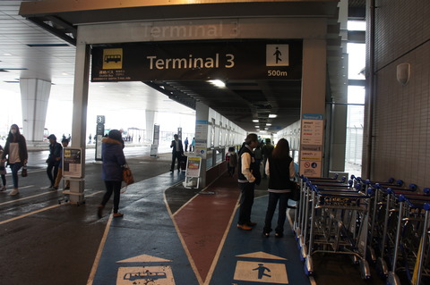 成田空港第3ターミナルへの歩道入口