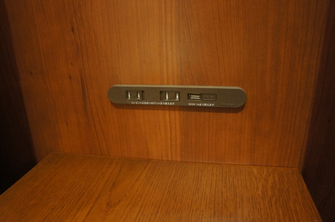JALサクララウンジコンセントとUSB
