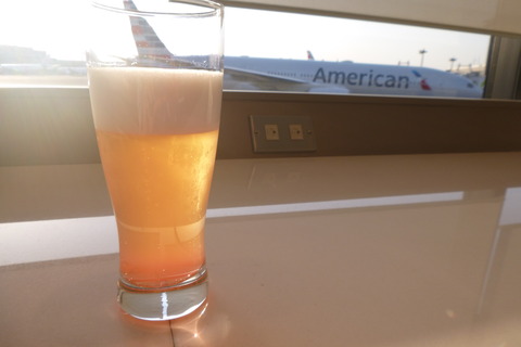 成田空港第2ターミナル、カンタス航空・ビジネスクラスラウンジのアセロラビール