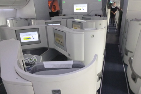 フィンエアーエアバスA350-900XWBのビジネスクラスはヘリンボーン式