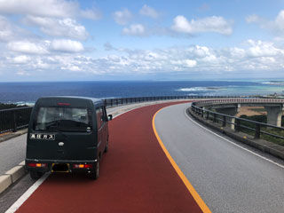 てぃーだ橋と車