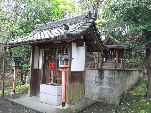 春日神社 中門と本殿