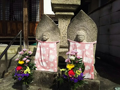 神立辻地蔵堂前の石仏 一番