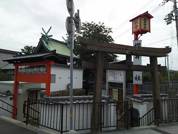 櫻井神社 北鳥居と本殿
