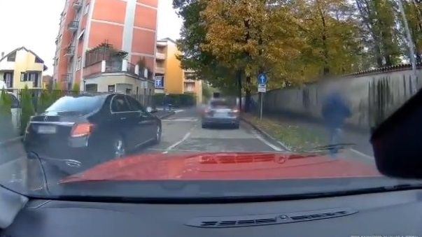 イタリア 逆走車 コントに関連した画像-01