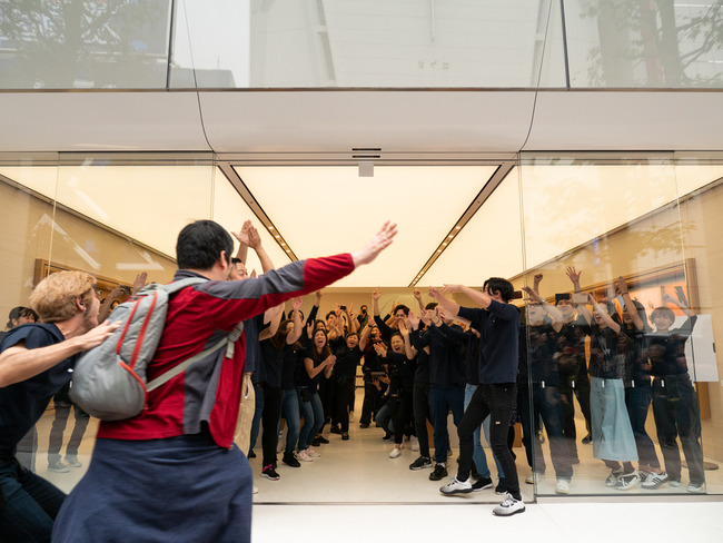 アップルストア Apple リニューアル オープニングイベント キモい 宗教に関連した画像-05