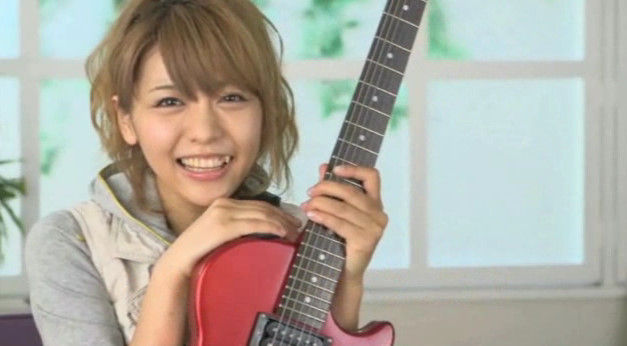 ギターを抱える豊崎愛生