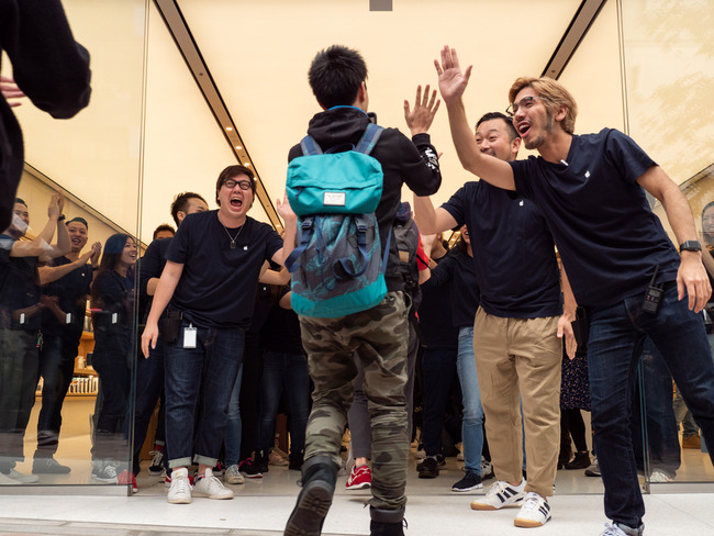 アップルストア Apple リニューアル オープニングイベント キモい 宗教に関連した画像-08