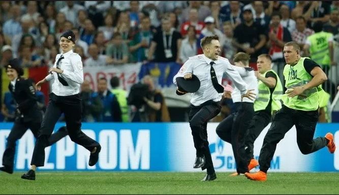 ロシア W杯 プッシー・ライオットに関連した画像-01