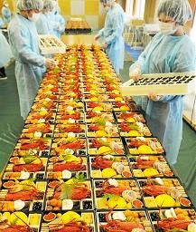 普通の企業がおせちを詰める作業