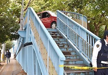 70代 高齢ドライバー 高齢者 事故 自動車 立ち往生 歩道橋に関連した画像-01