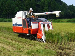 300px-Rice-combine-harvester,katori-city,japan