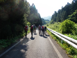 登山口まで舗装道路