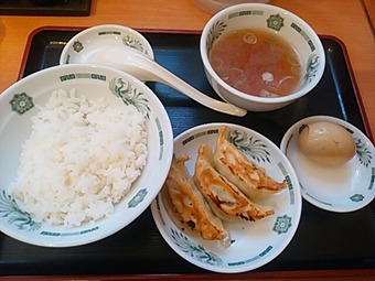 新橋 日高屋 ランチ 半ライス 餃子3個 煮玉子