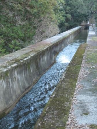 水路閣上