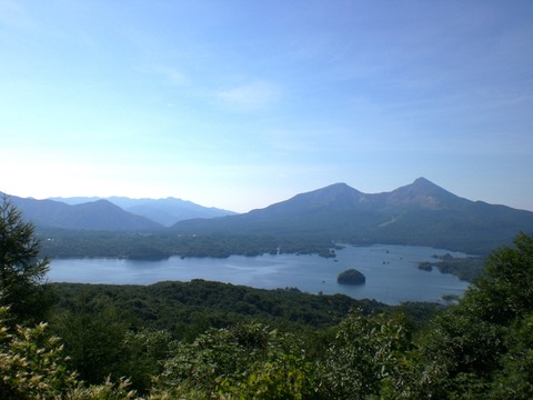 桧原湖と磐梯山