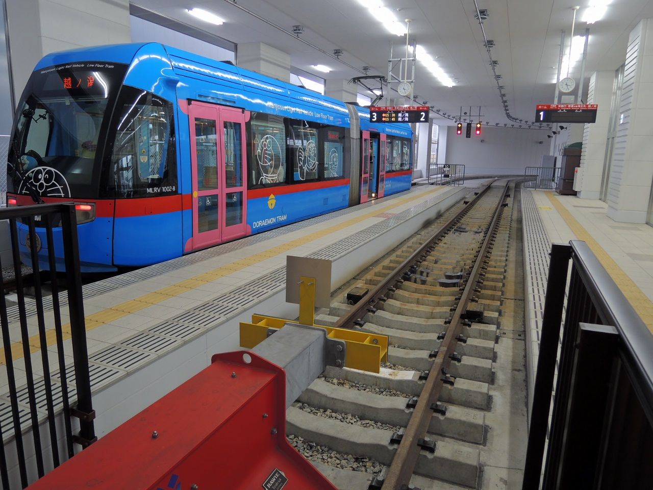 頑張れ 高岡駅とクルン高岡 越ノ国 より