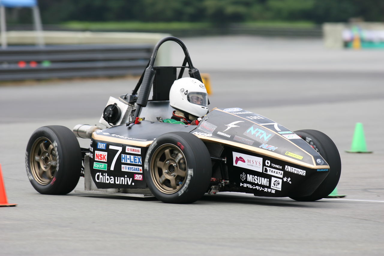第14回 全日本 学生フォーミュラ大会 公式ブログ
スキッドパッド走行中。
コメント