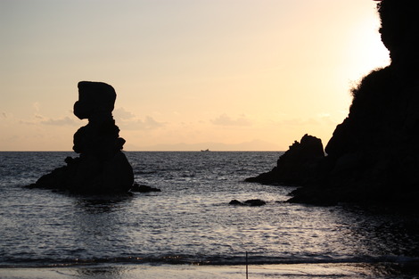 夕暮れの人形岩