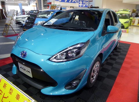 1024px-Toyota_AQUA_S_(DAA-NHP10)_front