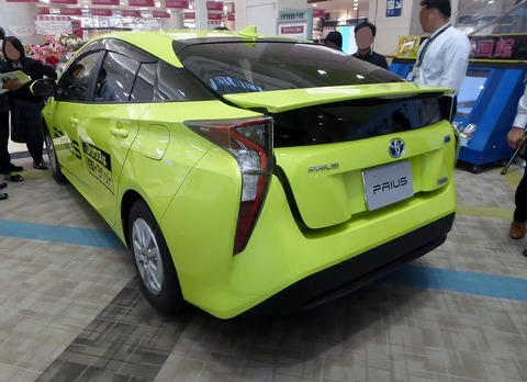 Toyota_PRIUS_S_(DAA-ZVW50-AHXEB)_rear