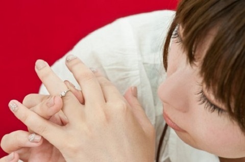 ×1の再婚だけど、前の結婚の指輪をまだ手放せずにいる。