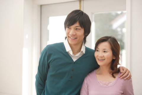 義理の実家で食事の席を待っていたら、席が空き、義母に席を譲ると「おいで」と言って狭い席に高校生の義弟も一緒に座らせられた…違和感しかなかったｗ