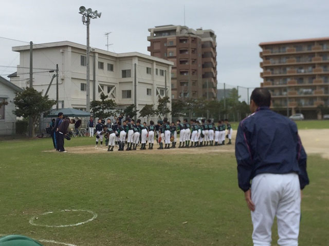 1試合目の整列挨拶、キャプテン同士の握手