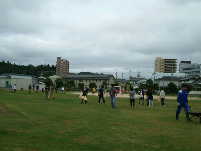 母衣小学校の校庭の目土作業